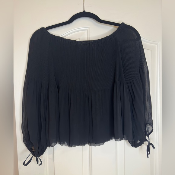 Gorgeous off the shoulder blouse by Wilfred. Size XS - Picture 2 of 5